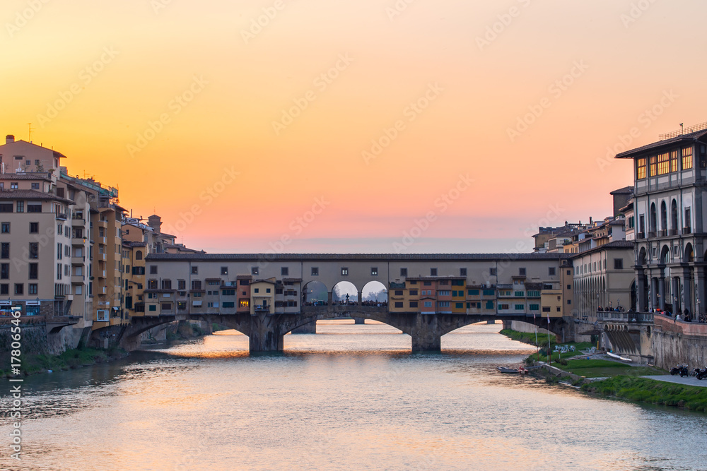 Obraz premium Sunset view at Ponte Vecchio the old bridge in Florence, Tuscany, Italy