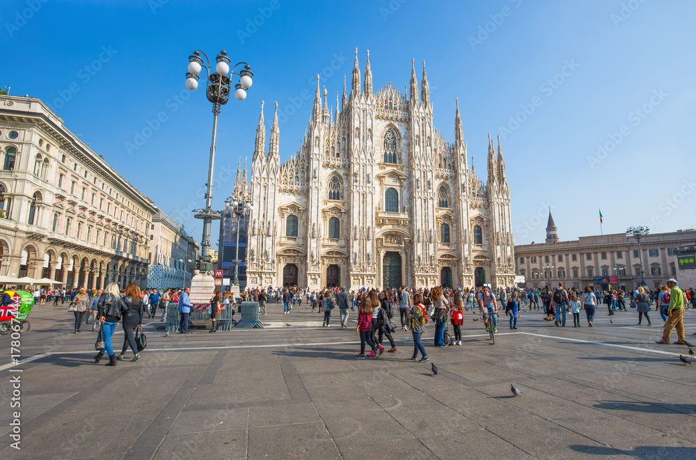 Fototapeta premium Mediolan, Włochy, 13 października 2017 r. - Widok na słynną katedrę w Mediolanie (Duomo di Milano), Włochy.