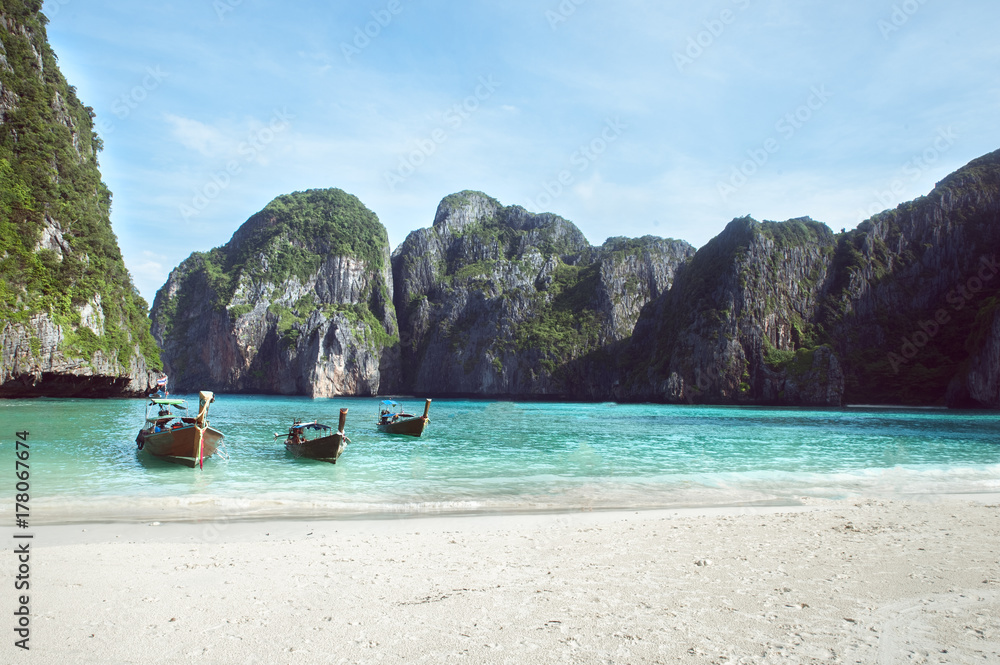 Obraz premium Beach with white sand landscape. Boat mooring in Asian style, canoe. Phi Phi Ley Thailand