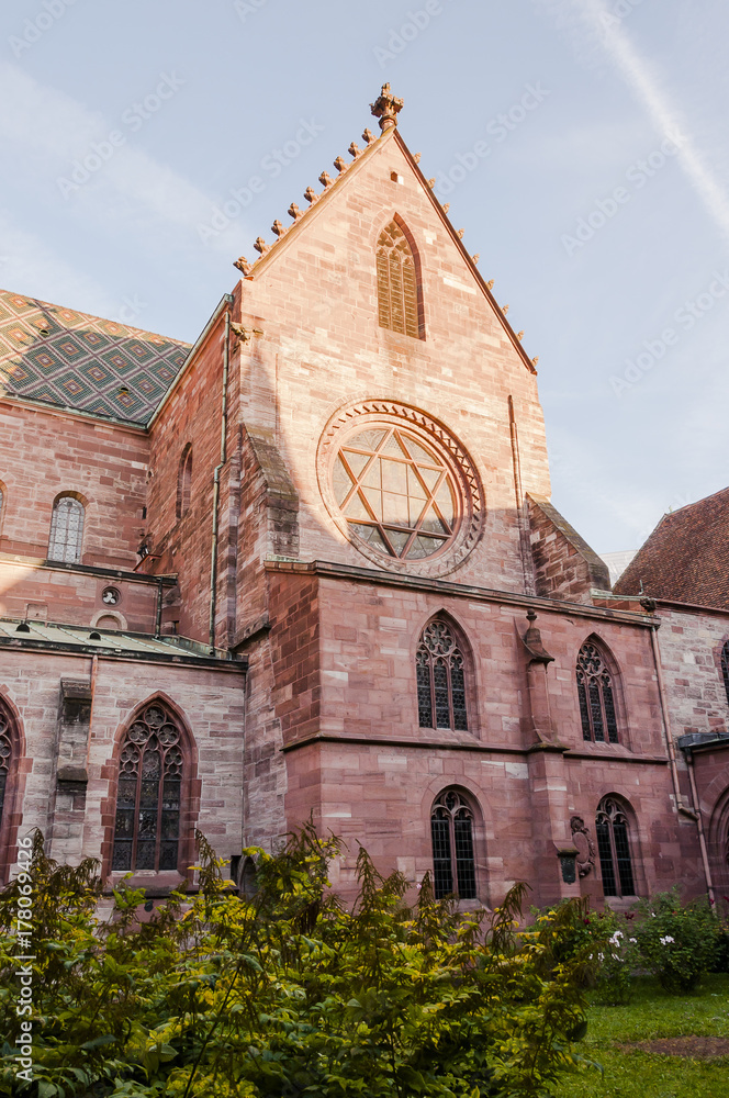 Fototapeta premium Basel, Stadt, Altstadt, Grossbasel, Münster, Kirche, Basler Münster, Altstadthäuser, Münsterplatz, Pfalz, historische Häuser, Herbst, Schweiz