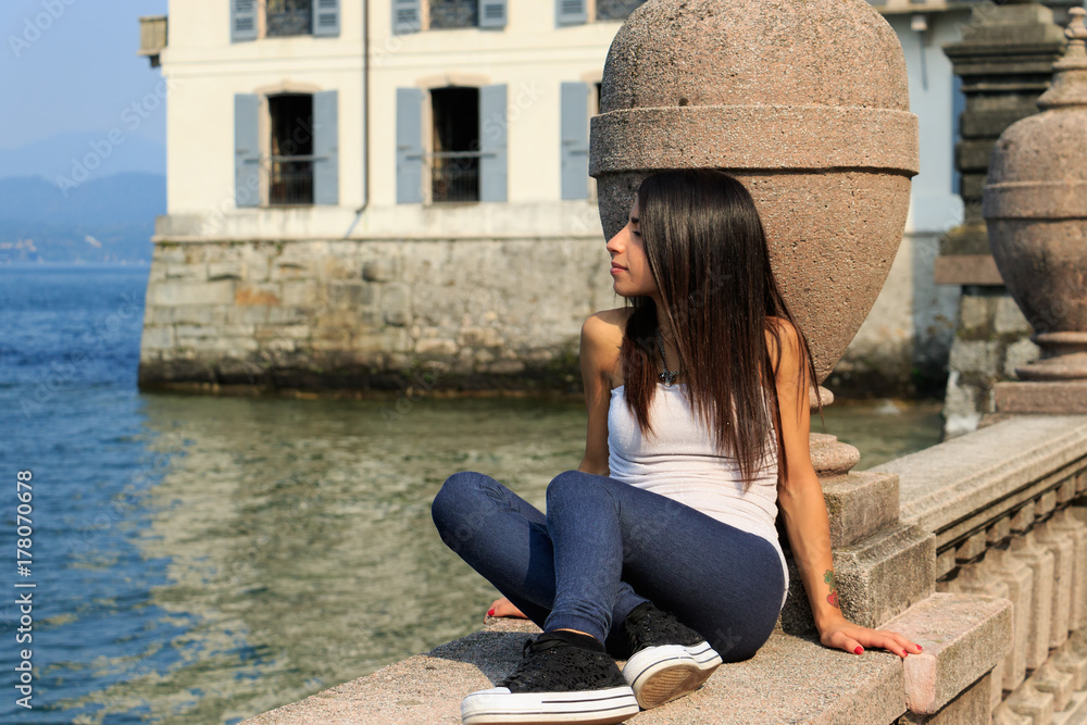 La ragazza sul terrazzo in riva al mare Stock Photo | Adobe Stock