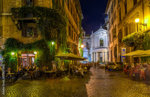 Fototapeta Widok stara wygodna ulica w Rzym, Włochy