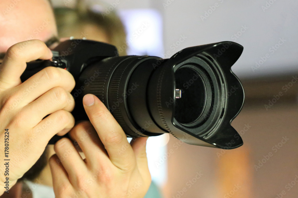 Fotograf bei der Arbeit, Nahaufnahme (Photographer, closeup) Stock