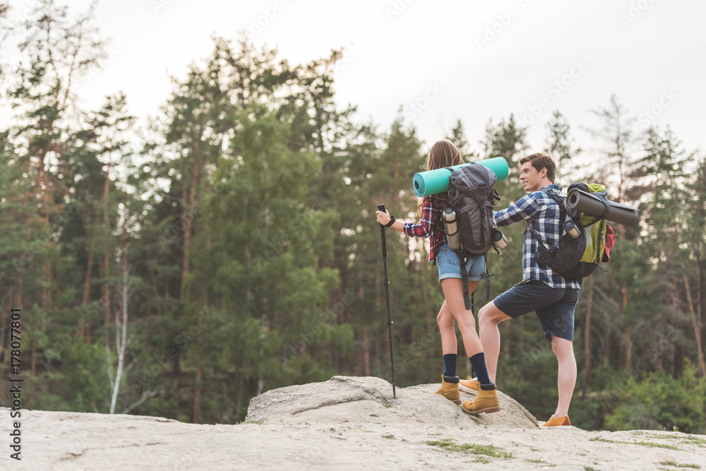 Obraz premium hikers with backpacks standing on cliff