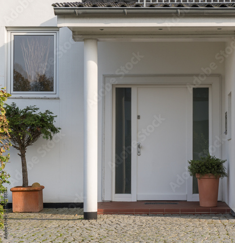 Weiße Haustür mit Glaselementen