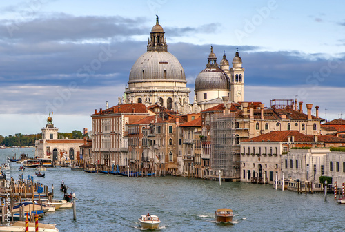 Вид с моста Академии на Большой Канал и собор Санта Мария делла Салюте. Венеция. Италия