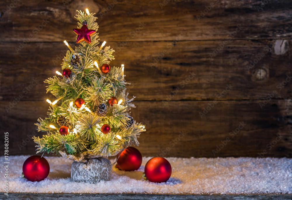 Photography Poster Frohe Weihnachten Tannenbaum mit Kugeln rot und Lichter