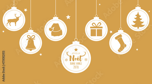 Carte de Noël avec boules suspendues sur fond doré