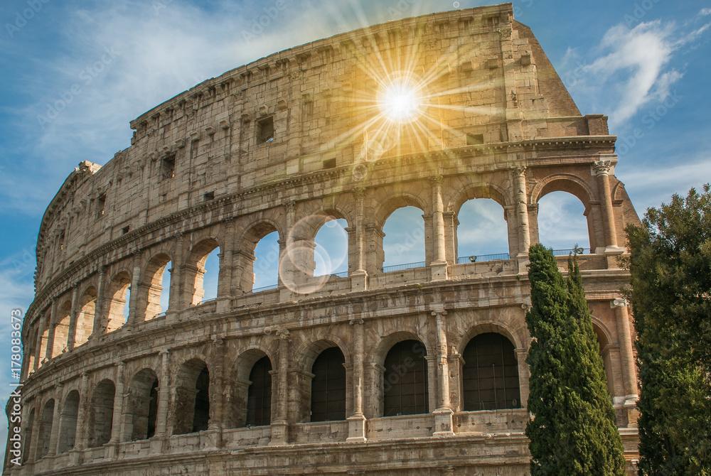 Splendida vista del Colosseo al sorgere del sole