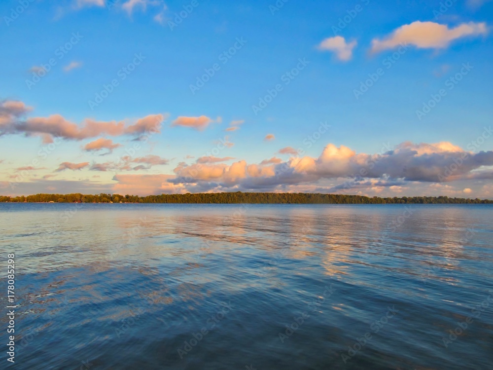 Obraz premium Sunset colors at lake Simcoe, Ontario, Canada