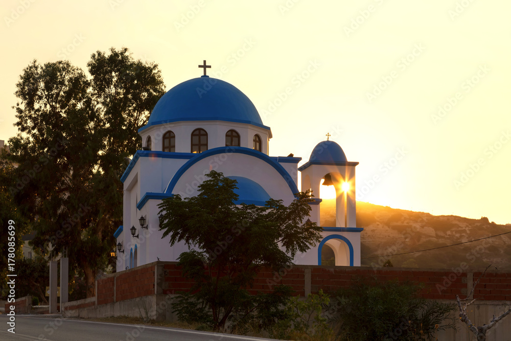 Griechische Kirche im Sonnenuntergang