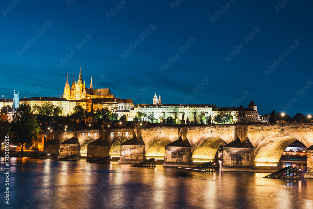 Obraz premium view of historical center of Prague durin beautiful sunset with castle, Hradcany, Czech Republic