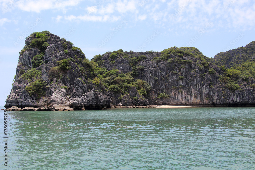 Naklejka premium Ha Long Bay in Vietnam – Limestone Karsts and Emerald Waters