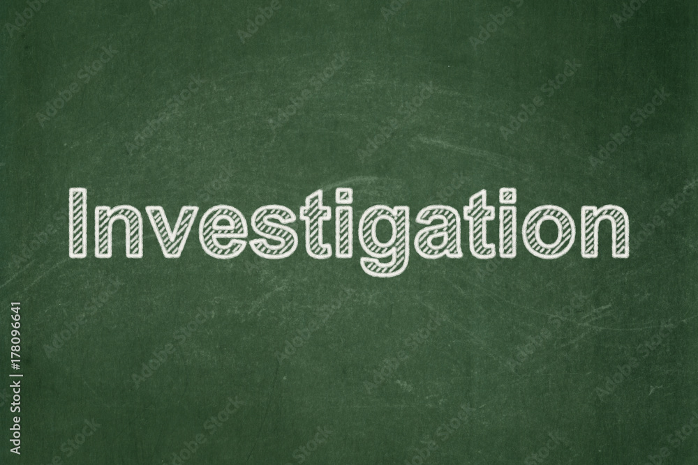 Obraz premium Science concept: text Investigation on Green chalkboard background