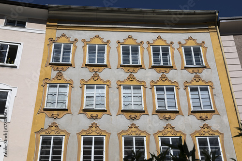 Gebäudefassade in der Altstadt von Salzburg, Österreich
