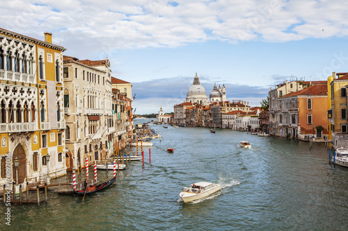 Вид с моста Академии на Большой Канал, Палаццо и собор Санта Мария делла Салюте. Венеция. Италия
