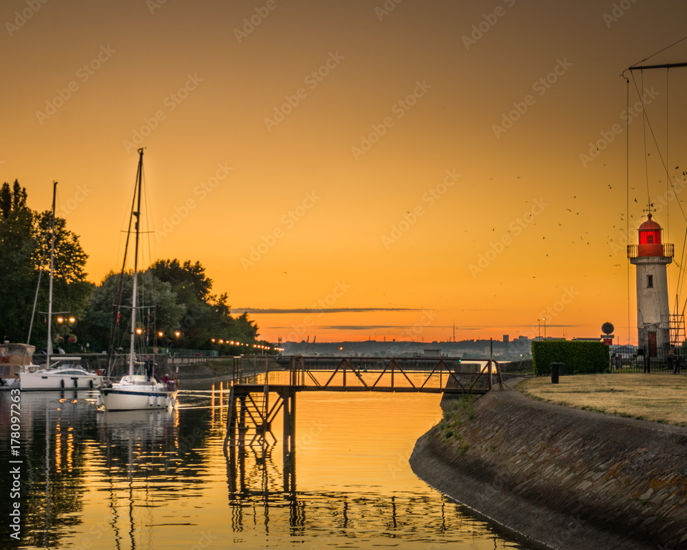 coucher de soleil, port Honfleur, Calvados, Normandie, avec voilier et phrare