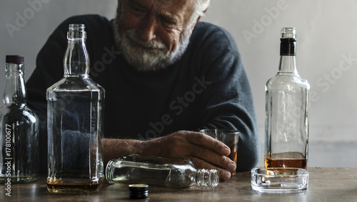 Foto Elderly man drinking alcohol