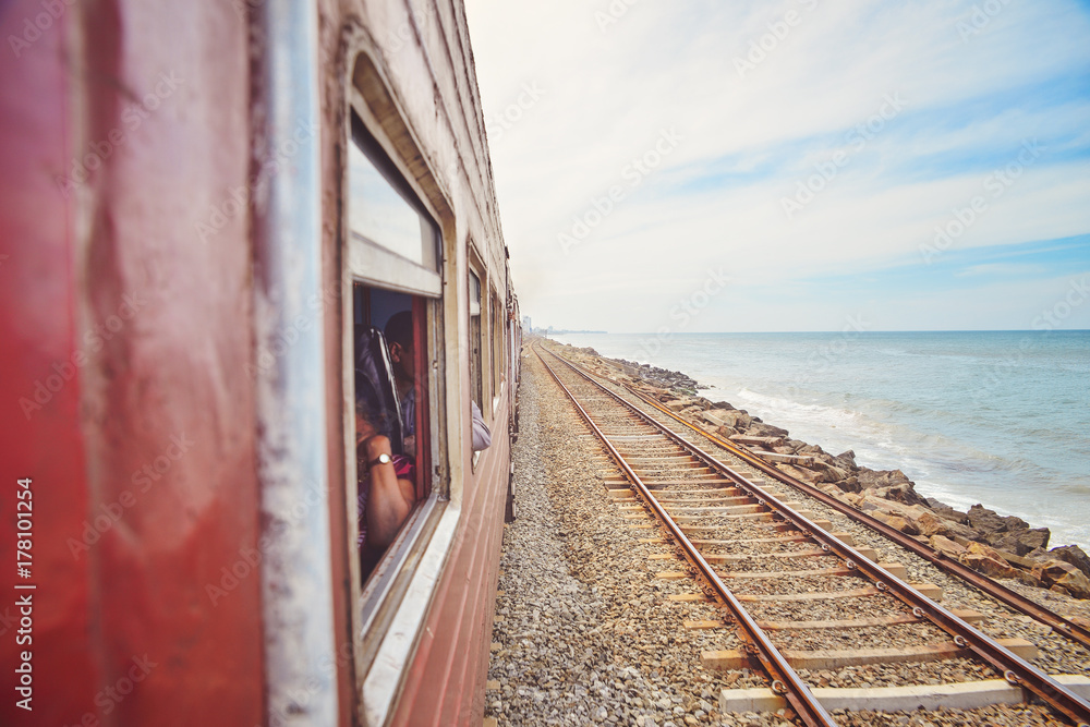 Obraz premium train rides along the the ocean shore