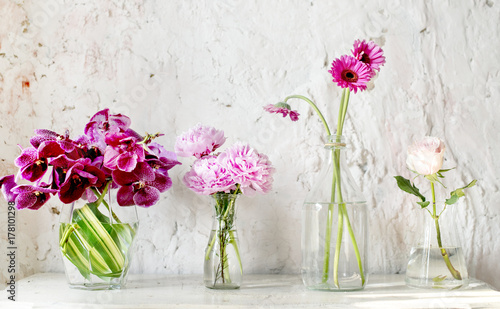 Fototapeta Naklejka Na Ścianę i Meble -  A row of vases with pink flowers