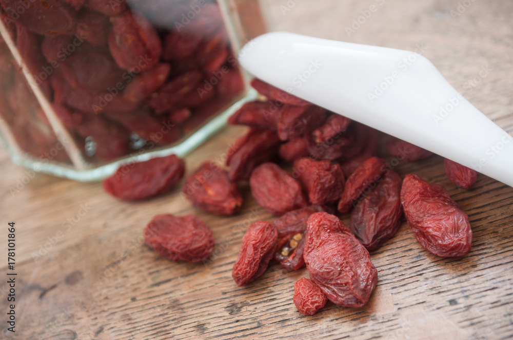 Baies de Goji sur table en bois Baies de Goji sur table en bois