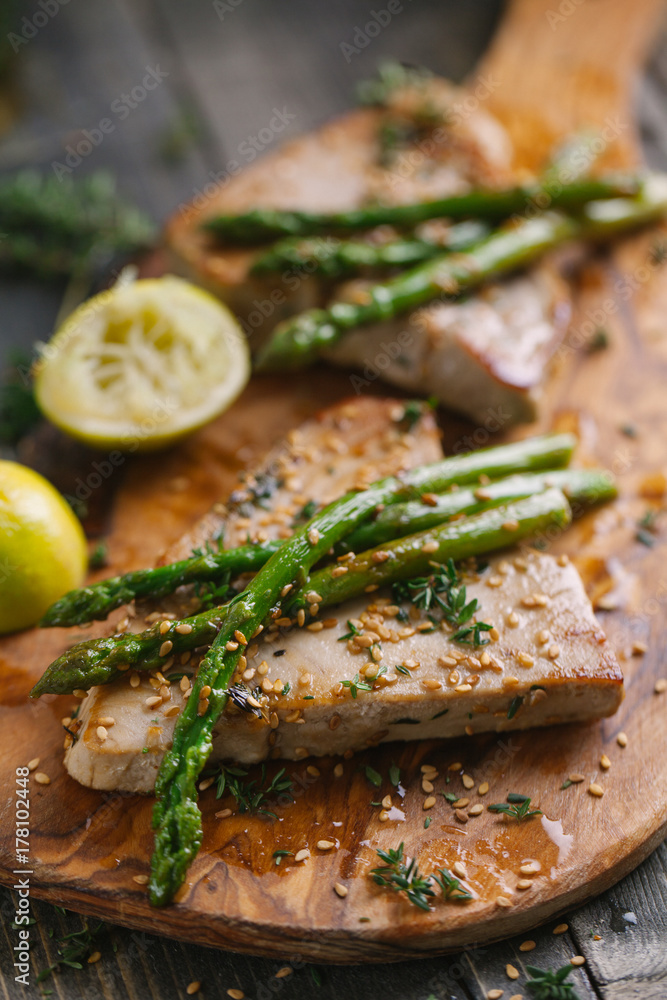 Tuna steaks with asparagus and salad Tuna steaks with asparagus and salad