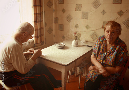 Foto poverty old couple in the kitchen