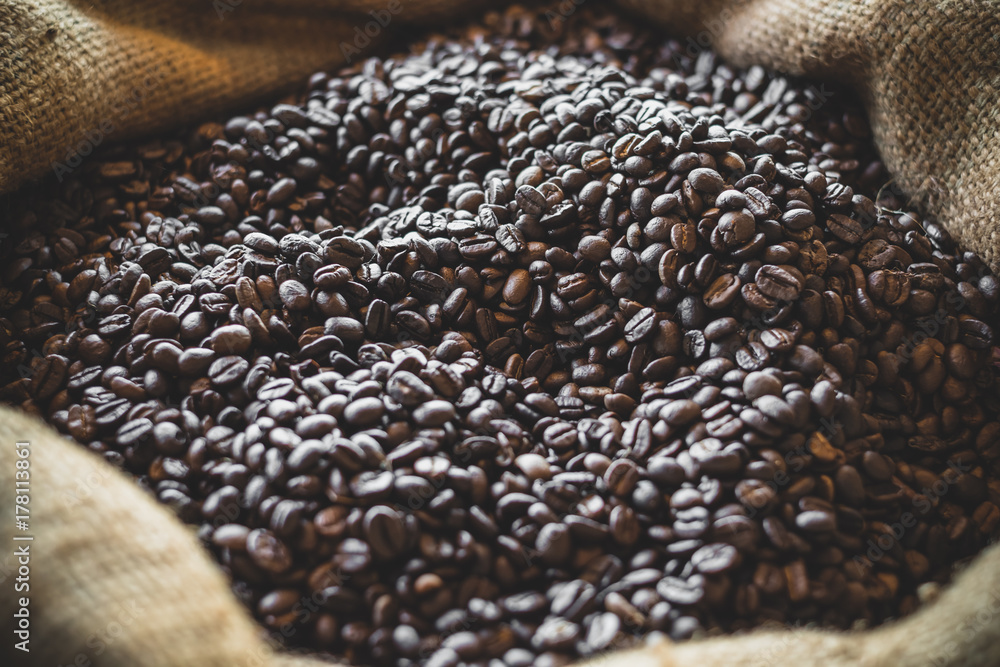 Obraz premium Coffee beans in sack vintage tone