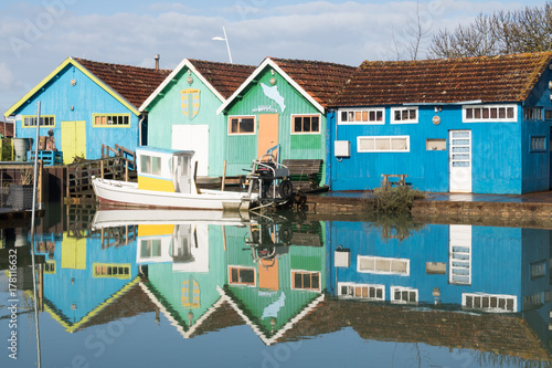 quatre cabanes ostreicoles et leurs reflets photo