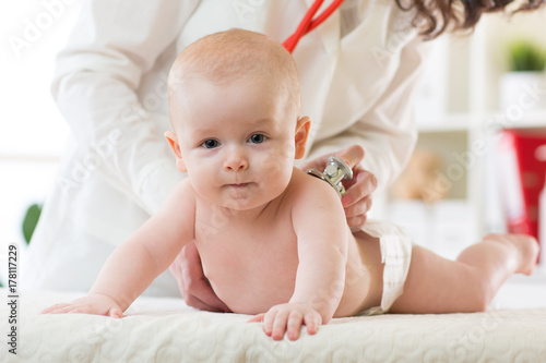 Pediatrician examines newbo...