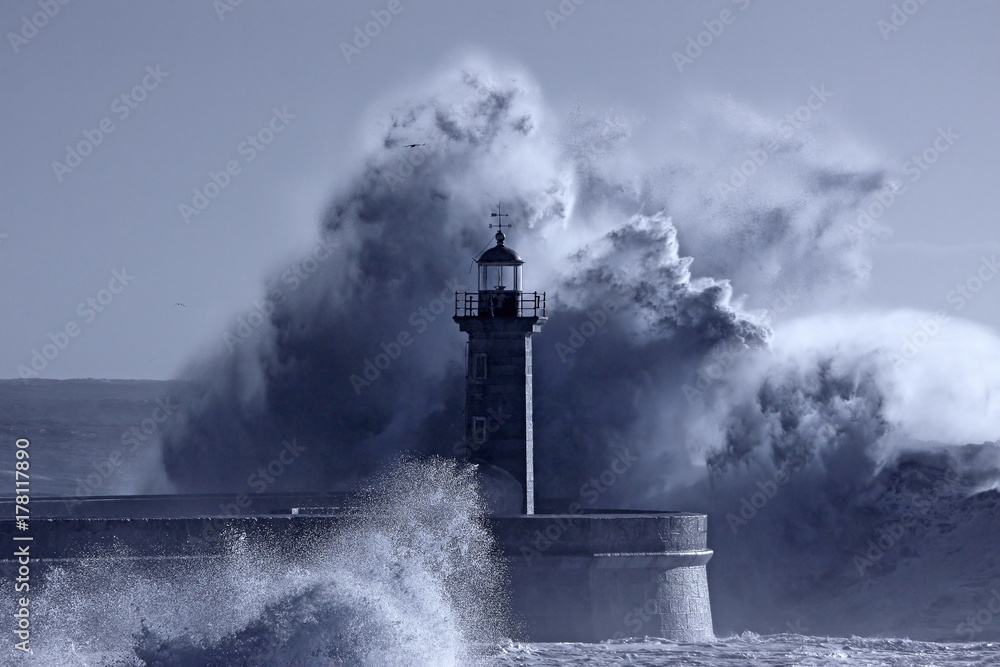 Lighthouse in the middle of stormy waves - obrazy, fototapety, plakaty 