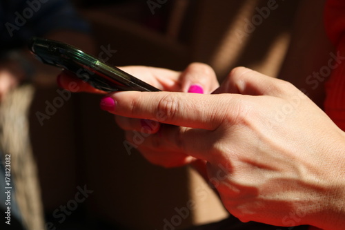  women using a smart phone 