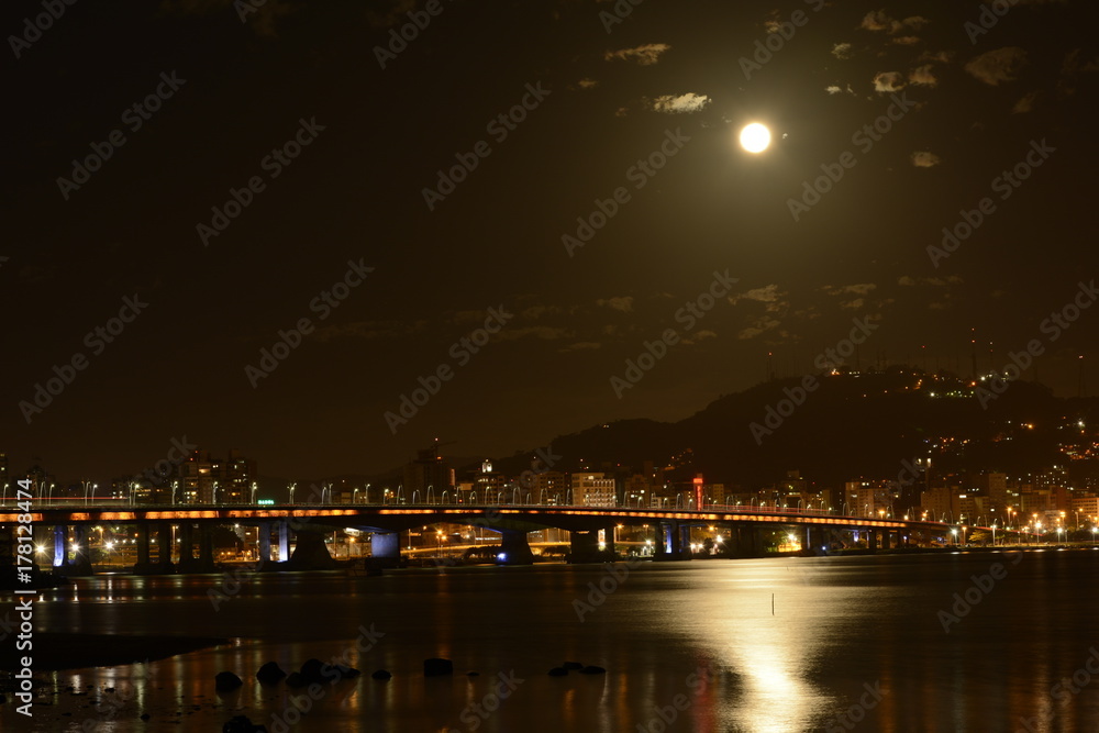 Noite sob a luz do luar em Florianópolis