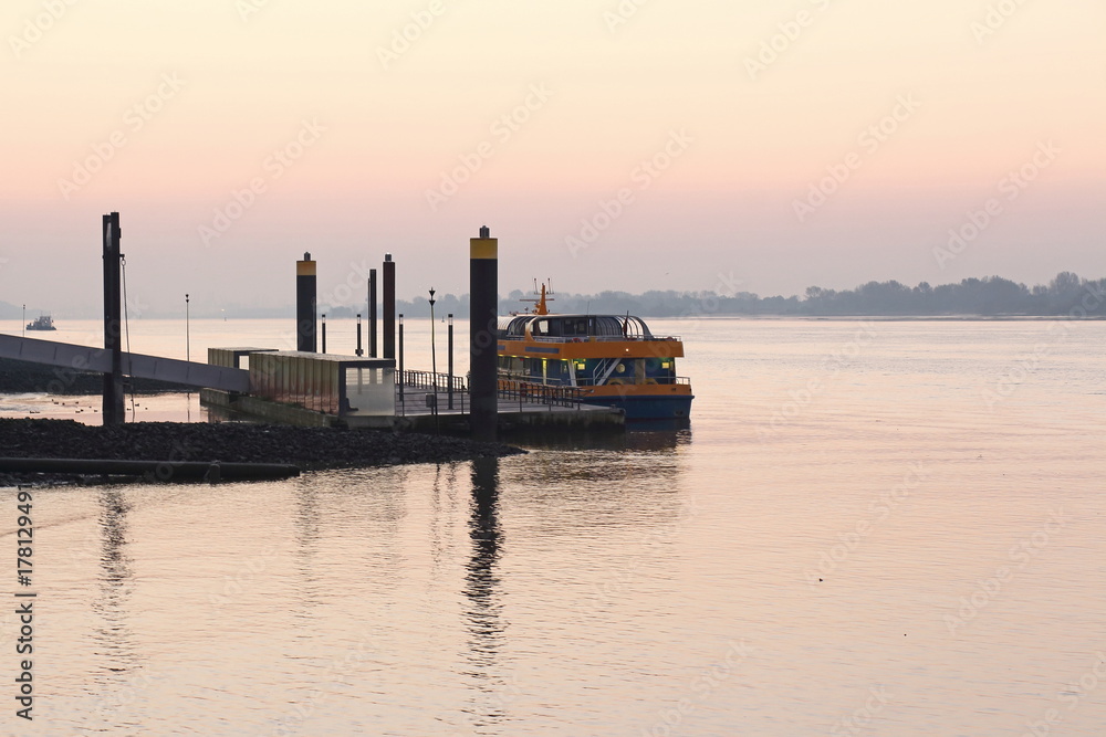 Fähre am frühen Morgen auf der Elbe