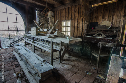 gegenstaende aus holz in verlassenen haus