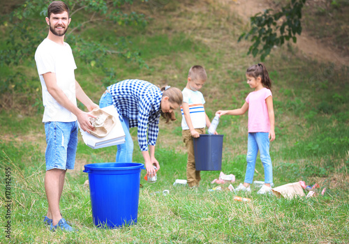Family collecting garbage o...