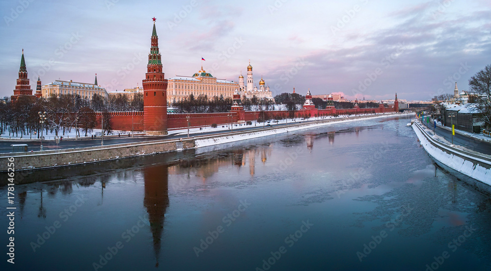 Obraz premium Moscow kremlin panoramic view from Moskva river at winter evening, Russia