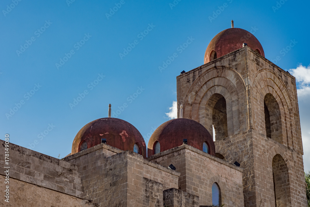 Le tre cupole rosa della chiesa di San Giovanni degli Eremiti, città di Palermo IT