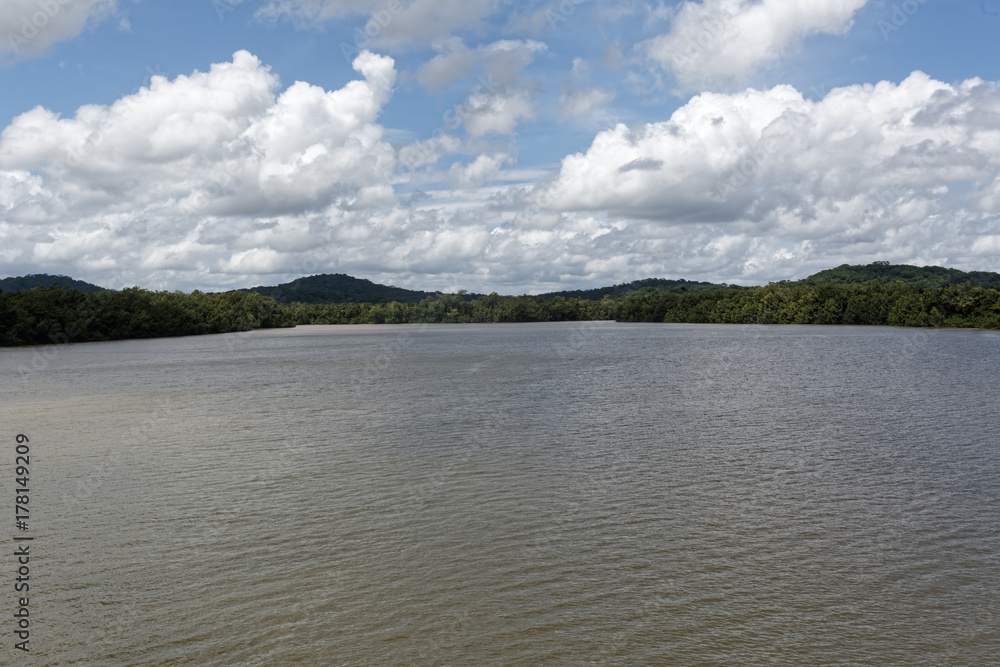 L'amont du fleuve Mahury, d'une longueur de 169km vu de la commune de Roura en Guyane française