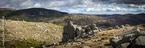 paysage panoramique des montagnes arides et pierreuses du parc nationale des Cévennes photo