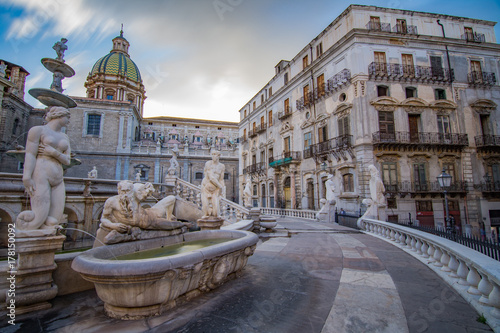 La fontana Pretoria nel centro storico di Palermo, Italia