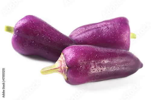 Foto purple exotic color bell peppers isolated white background.