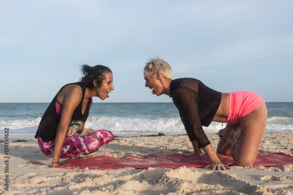 Fototapeta premium Clase de Yoga en la Playa