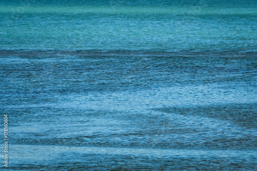 Ταπετσαρία Peaceful shades of blue water on a windblown lake as a background