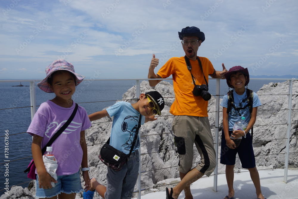 家族写真 ４人家族 アジア人 父子 子供達 親子 山頂 夏休み 幸せ 子育て 和歌山 白崎海洋公園 日本のエーゲ海 海辺 Stock Foto Adobe Stock