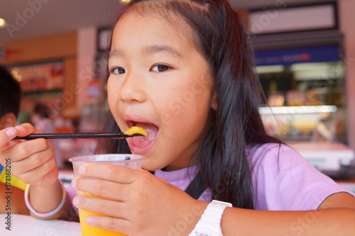 食べる少女　シェイク　飲む　デザート　笑顔　美味しい　表情　アジア人　