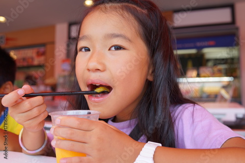 食べる少女　シェイク　飲む　デザート　笑顔　美味しい　表情　アジア人　