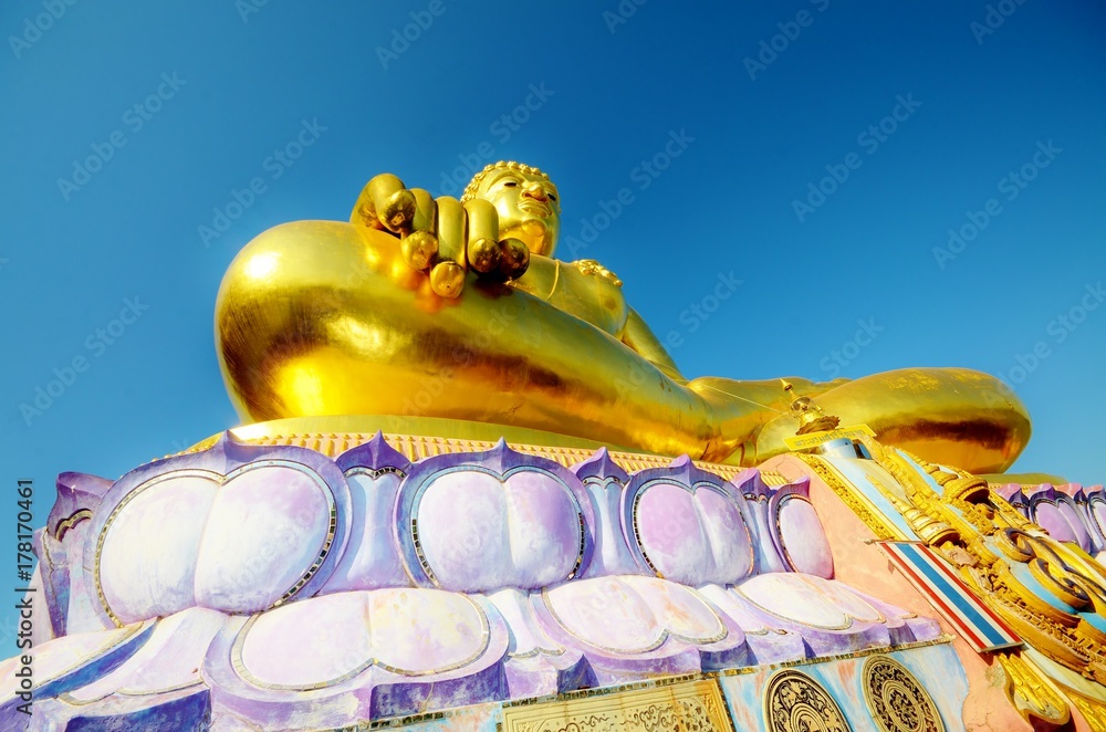 Золота статуя сидящего будды в Phra Chiang Saen Si Phaendin с необычных ракурсов - obrazy, fototapety, plakaty 