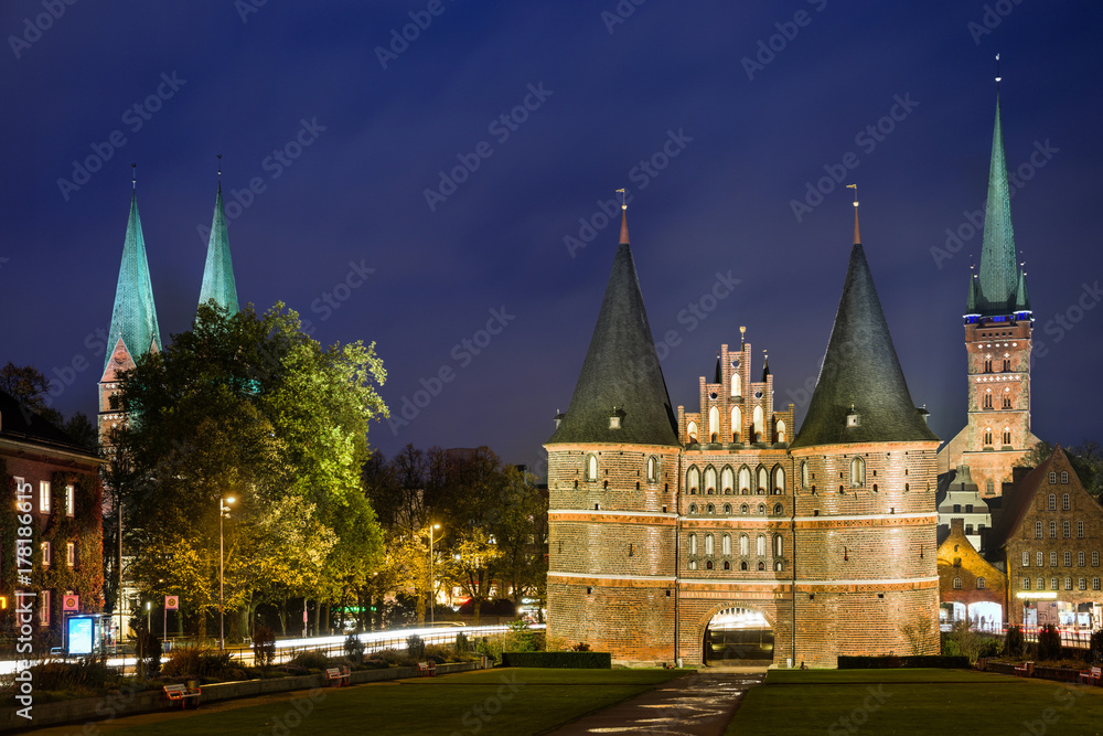 Holstentorplatz in Lübeck am Abend Holstentorplatz in Lübeck am Abend