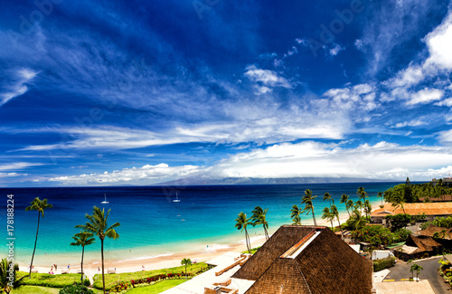 Blick über den Strand von Kaanapali Beach auf Maui über das Meer auf die Insel Molokai in Hawaii, USA.